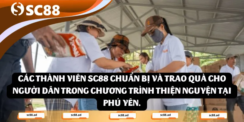 Các thành viên SC88 chuẩn bị và trao quà cho người dân trong chương trình thiện nguyện tại Phú Yên.